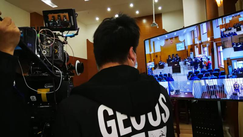 AI生成VS人工创意——厦门广告片拍摄公司的技术浪漫主义实践